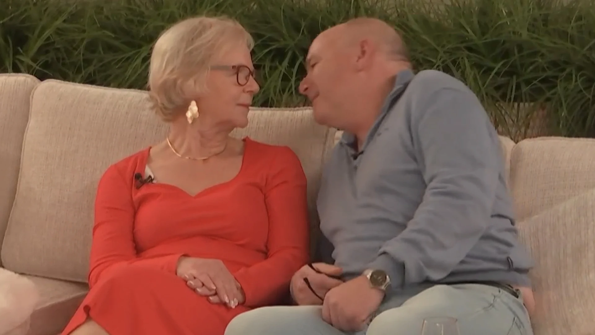 Spanning stijgt in Lang Leve de Liefde-villa: ‘Mag ik even lekker in je oor bijten?’