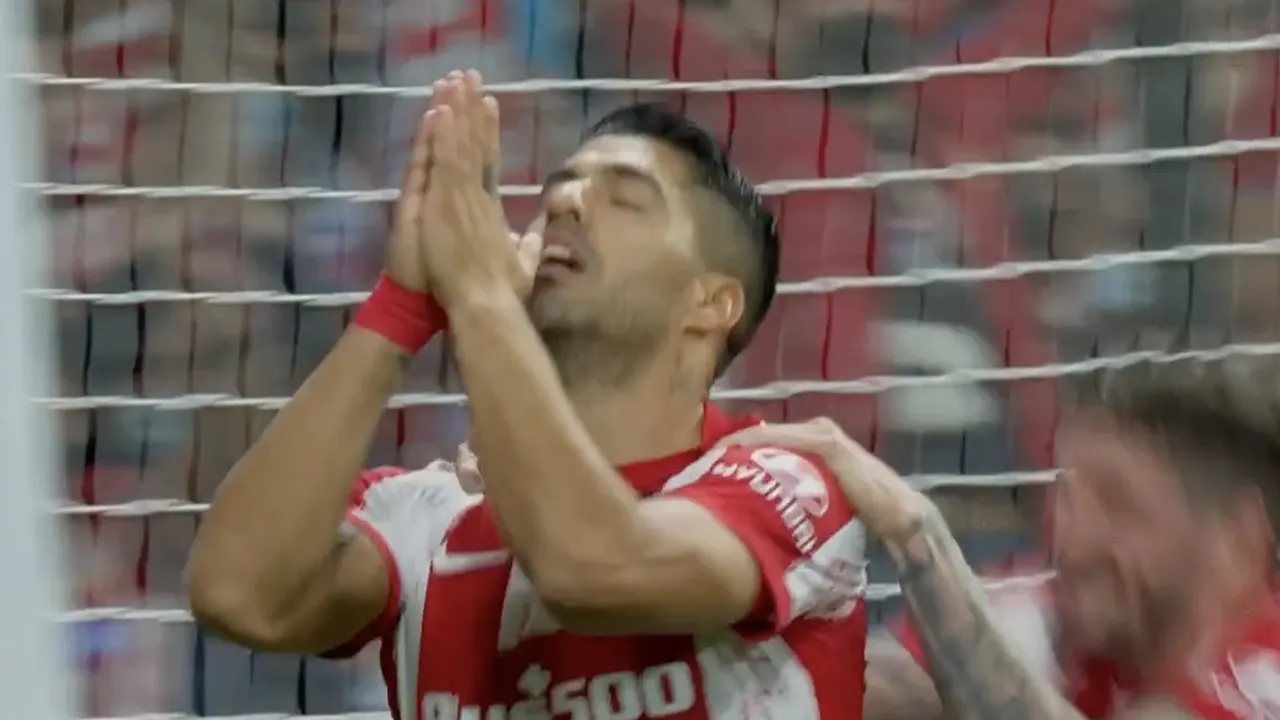 VIDEOGOAL: Suárez brengt zijn oude liefde Barcelona verder in de problemen 