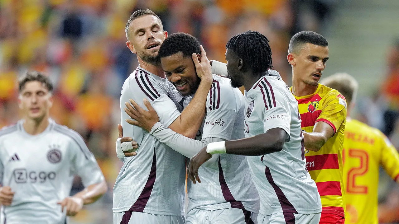 Ajax dankzij hattrick van Akpom op weg naar Europa League 