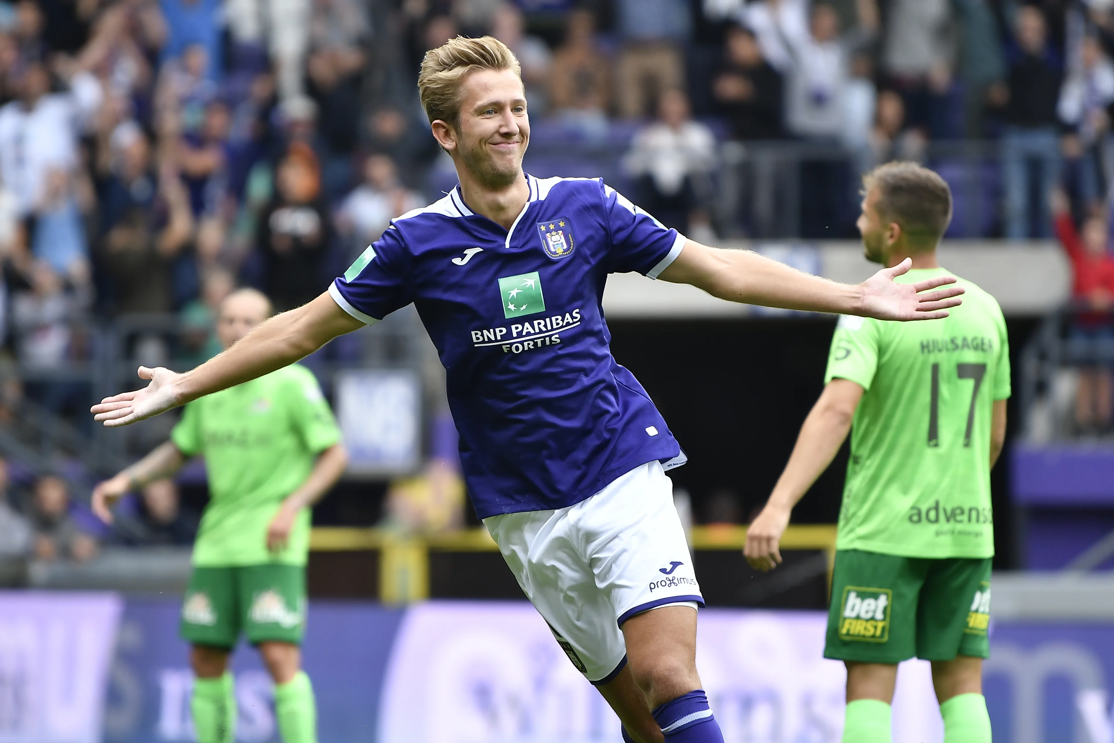 Vlap scoort bij dramatisch debuut Kompany