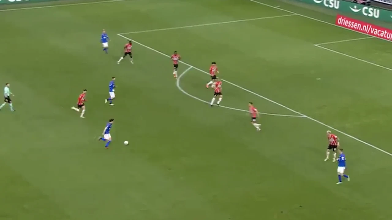 VIDEOGOAL: Zerrouki (FC Twente) met een absolute wereldgoal tegen PSV! 