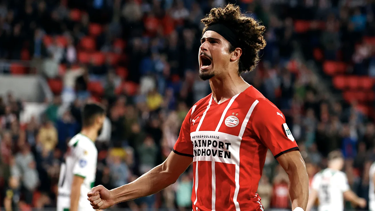 PSV in doelpuntrijk duel langs strijdvaardig Groningen