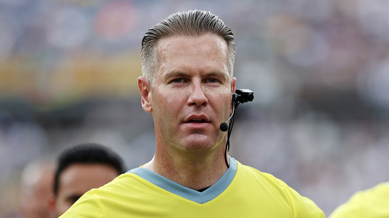 Kijkers NEC - Excelsior herkennen scheidsrechter Makkelie bijna niet door nieuw kapsel 