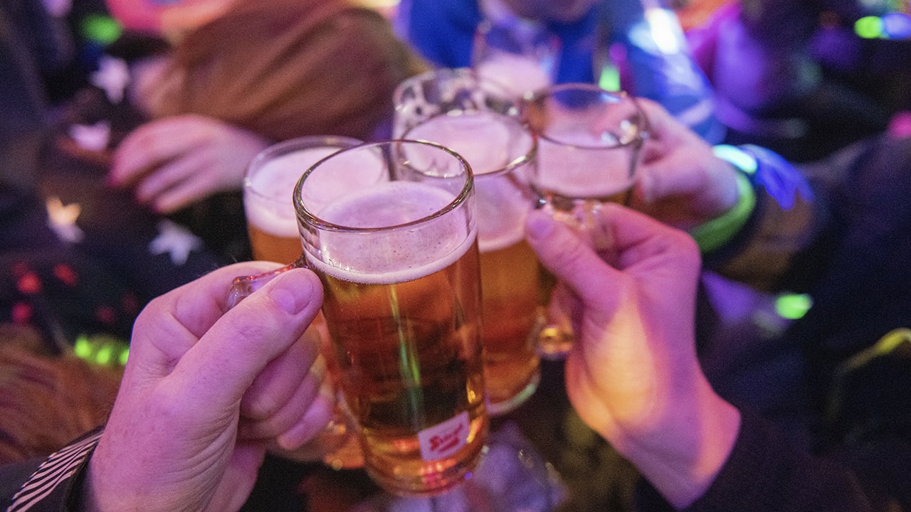 Twee glazen minder alcohol per week voorkomt duizenden kankerdiagnoses per jaar