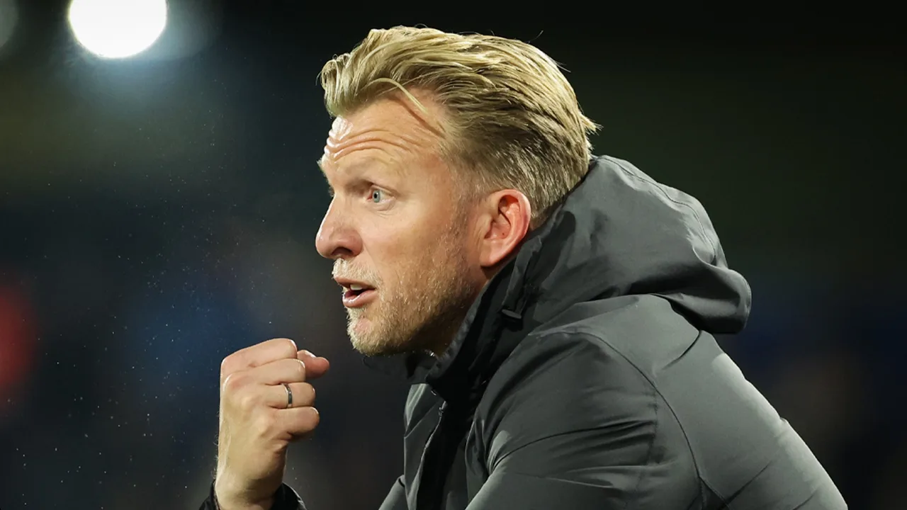 'Dirk Kuijt blijft ook na bijeenkomst raad van bestuur voorlopig aan als trainer van Beerschot'