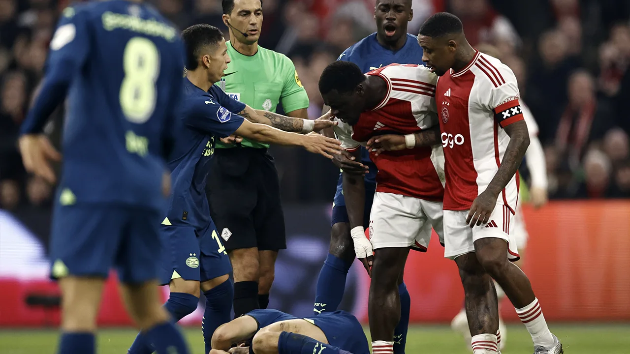 Ajax houdt koploper PSV op gelijkspel in Johan Cruijff ArenA