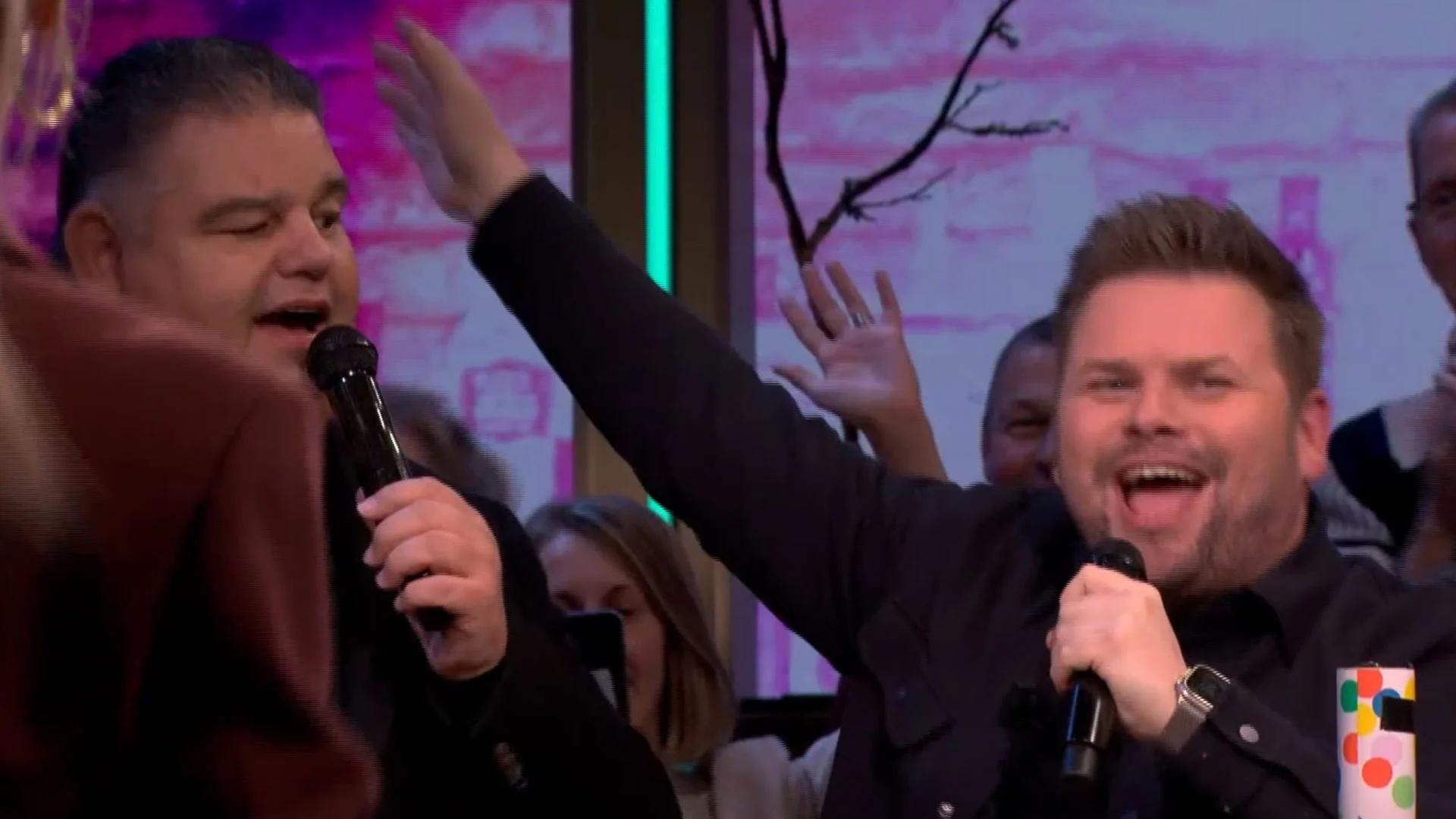 Thomas van Groningen gaat los tijdens duet met Django Wagner in reclamebreak De Oranjewinter