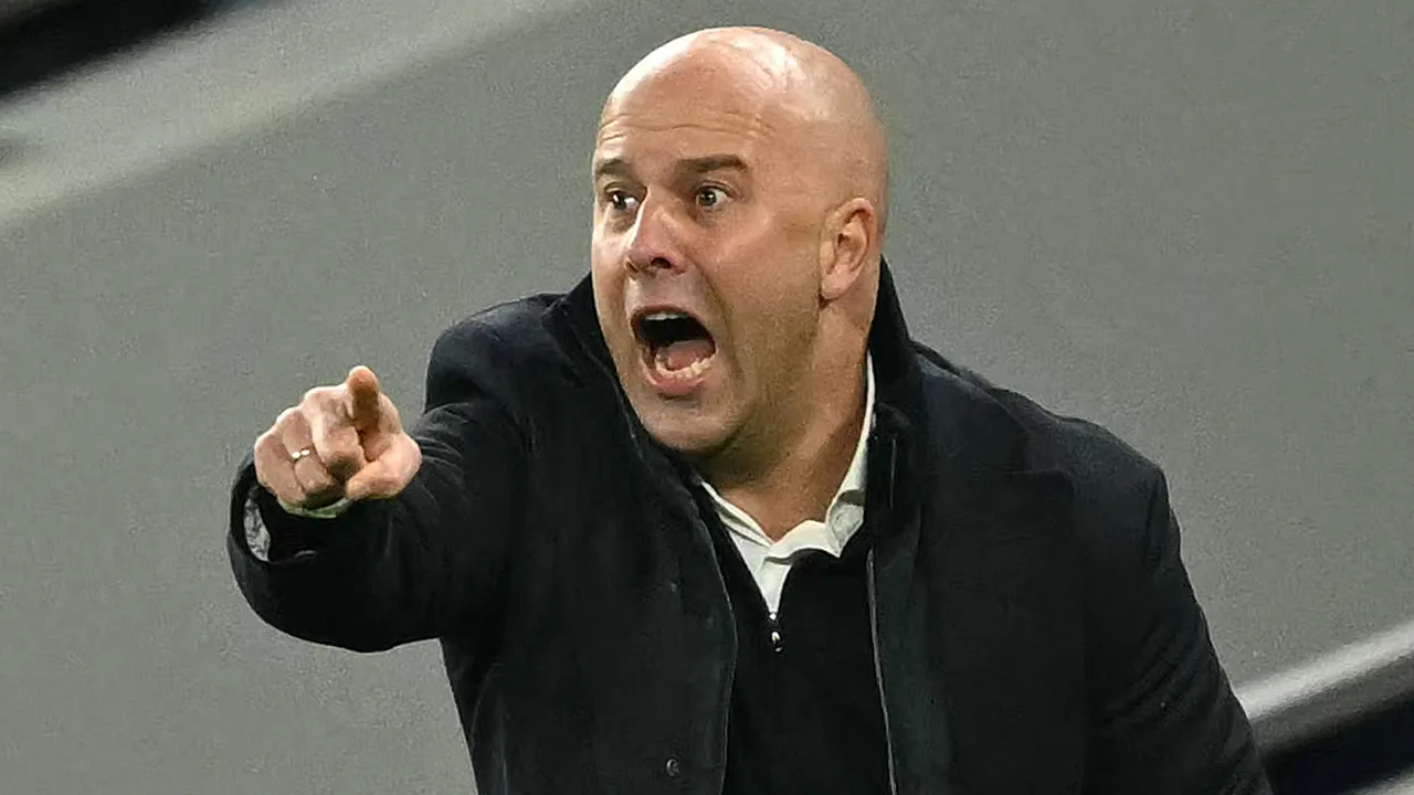 Arne Slot en Virgil van Dijk hekelen na nederlaag uitblijven rode kaart Spurs