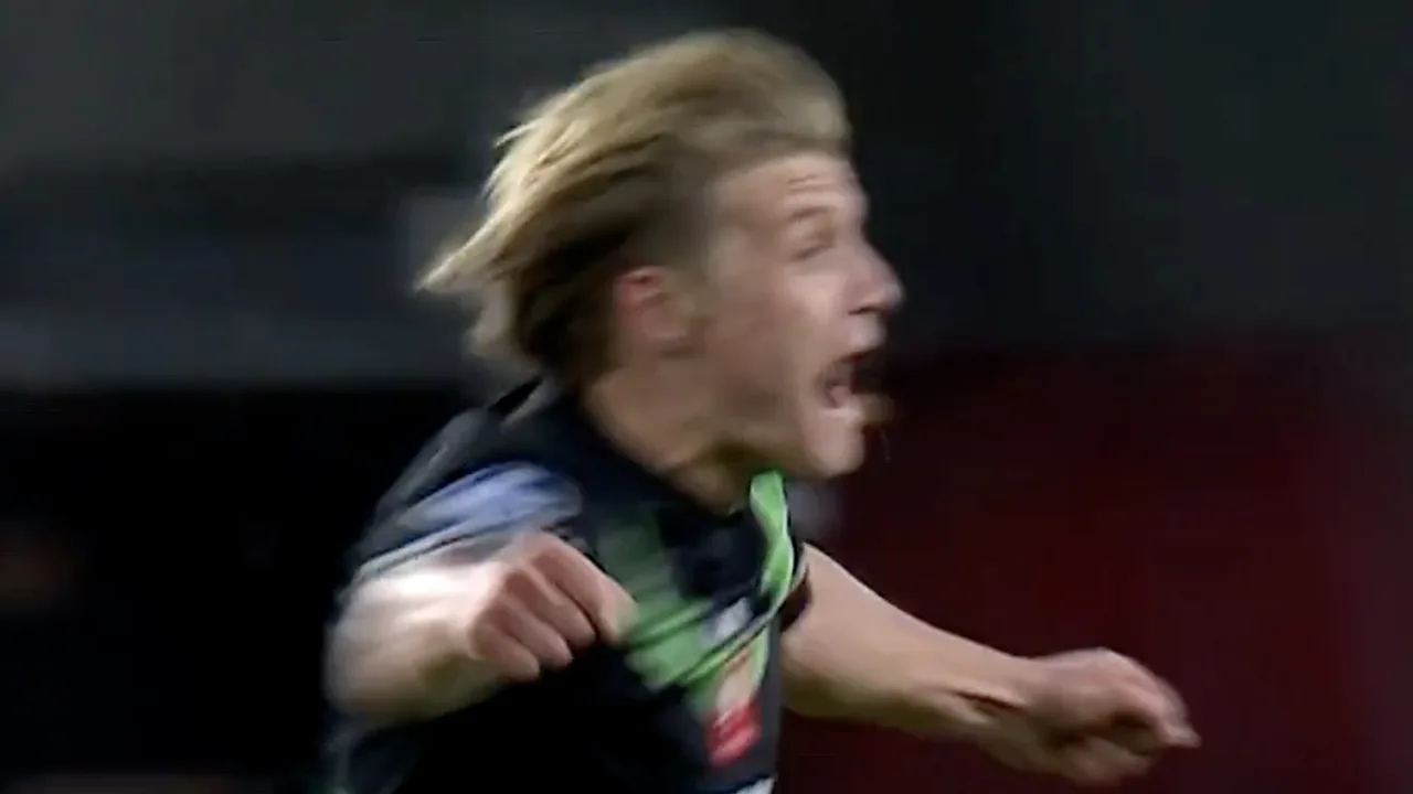 Videogoal: Steijn zet FC Twente met heerlijke vrije trap op voorsprong tegen PSV