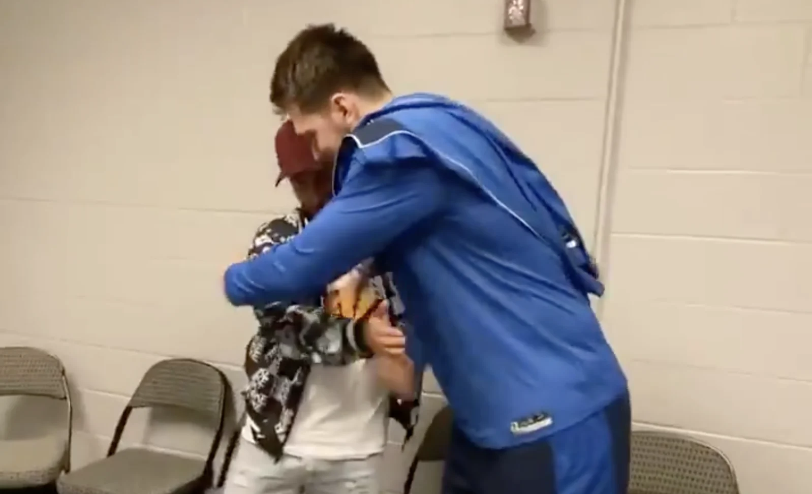 LOL! Hazard ruilt shirtje met boomlange basketballer 