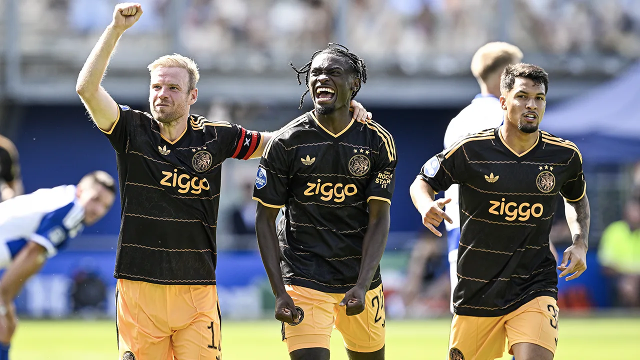 Invallers helpen Ajax aan moeizame zege op tiental van PEC Zwolle