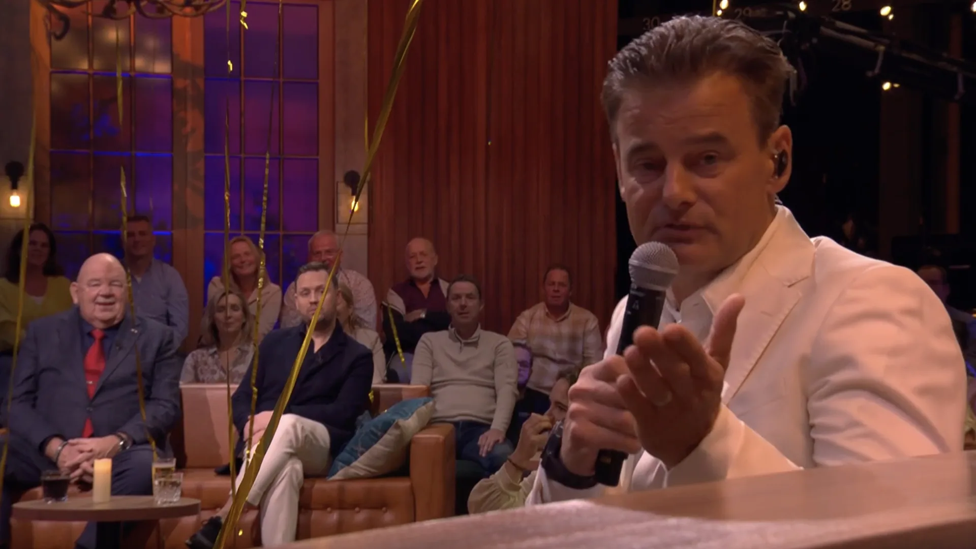 Wilfred kijkt plotseling de camera in bij De Oranjewinter en richt zich tot kijkers