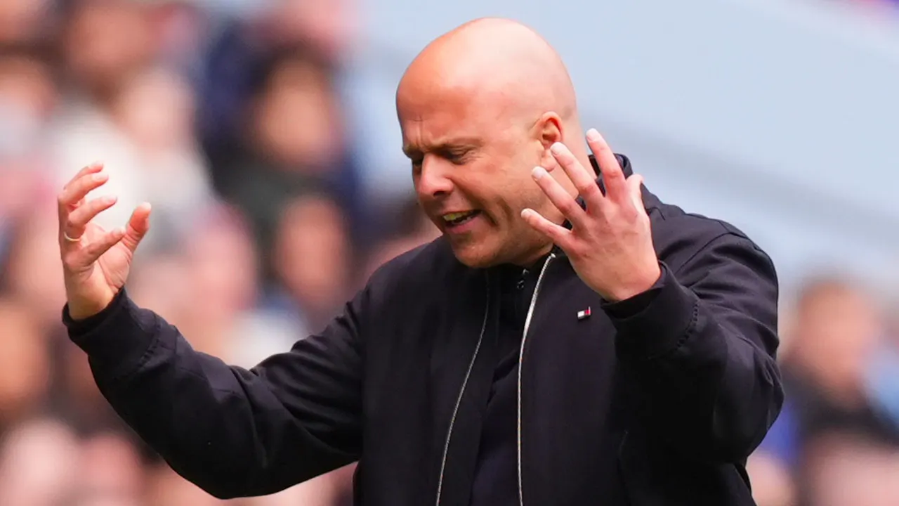 Arne Slot ziet Liverpool vernederd worden door Manchester City in FA Cup