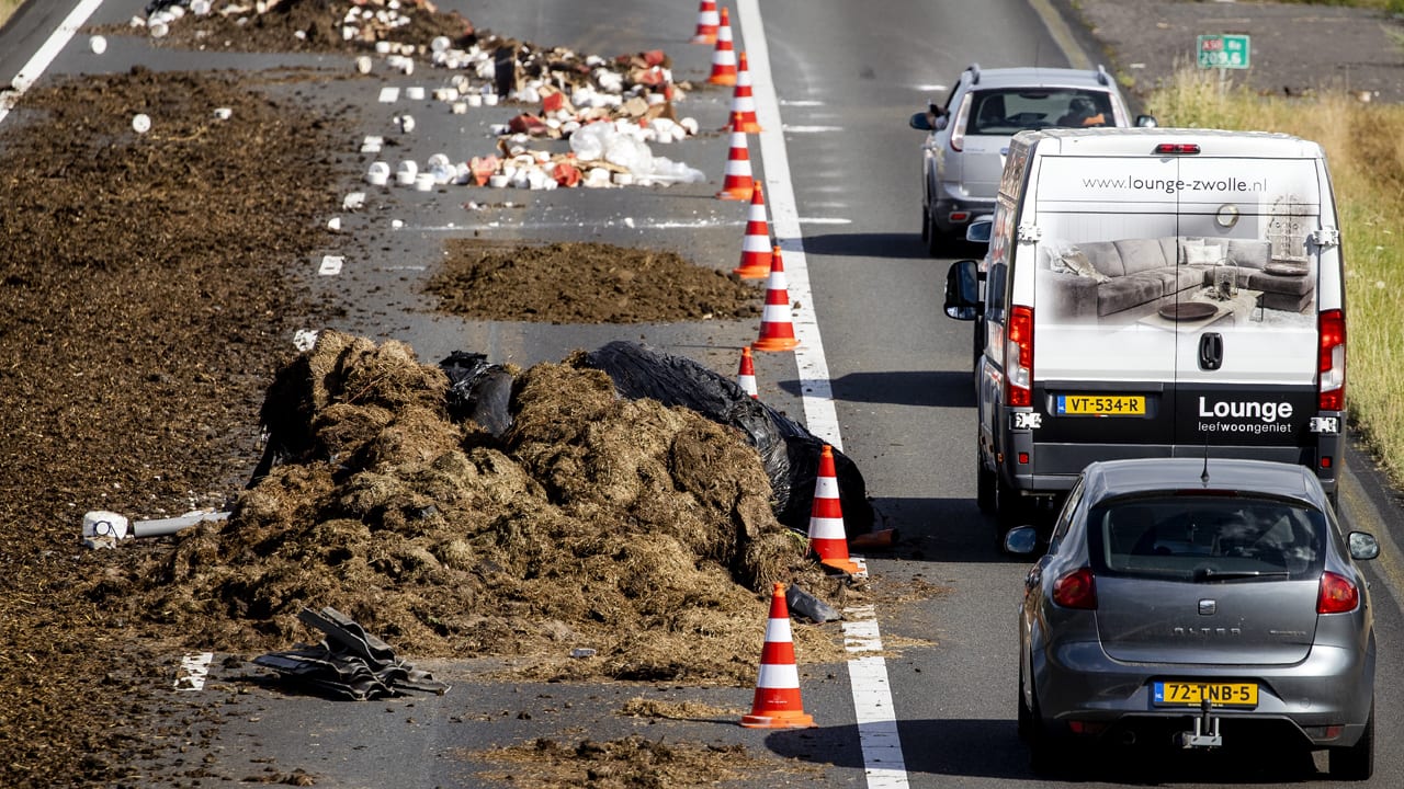 Opruimwerkzaamheden boerenprotest op A1 bij Voorst gestaakt om bedreigingen