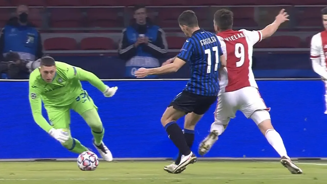 Ajax krijgt geen strafschop na duw in rug Huntelaar