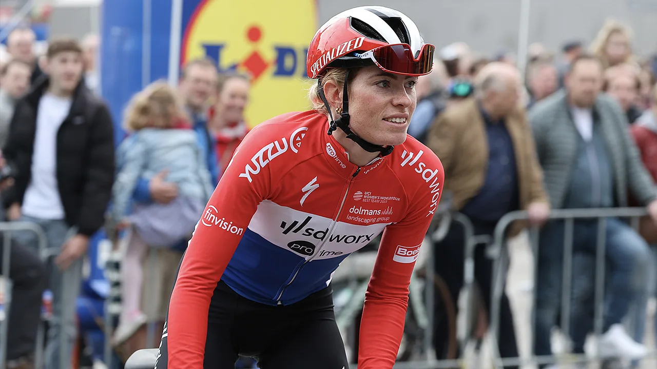 Demi Vollering volgt Annemiek van Vleuten op als winnares Vuelta