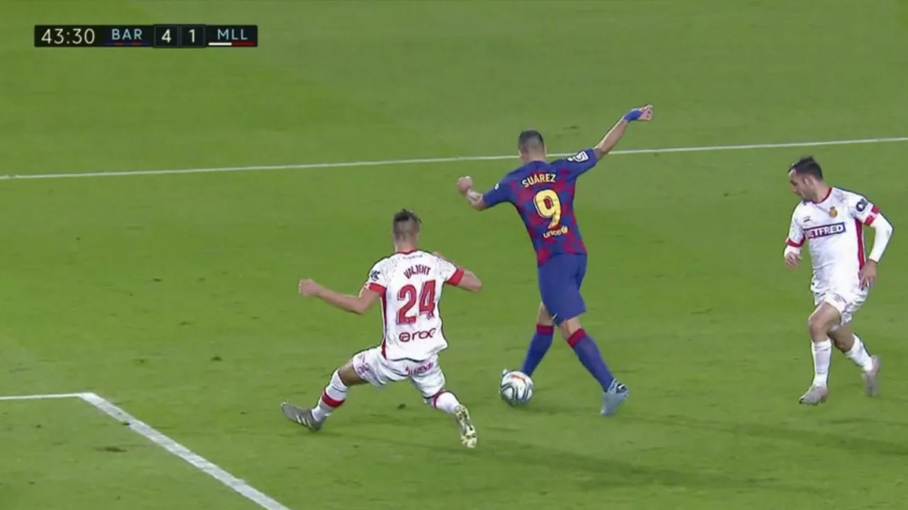 Suárez scoort met fenomenale hakbal na geweldige actie De Jong! 💦💦