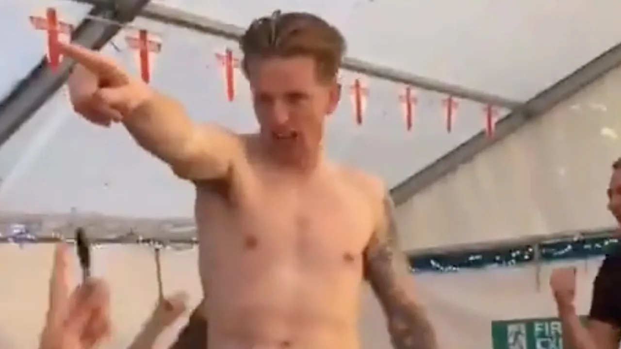 VIDEO: 'dronken' doelman Pickford gaat volledig los tijdens feestje