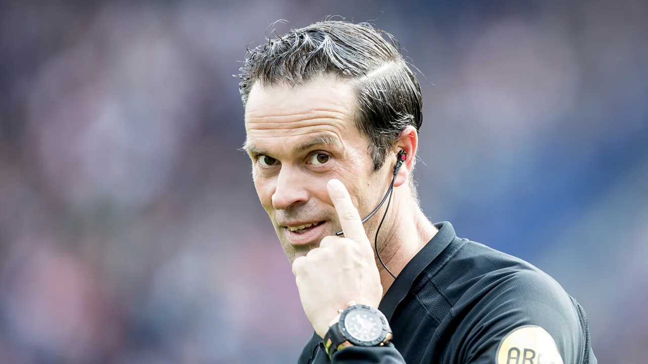 Bas Nijhuis op kont geslagen door vrouwelijke veldbestormer