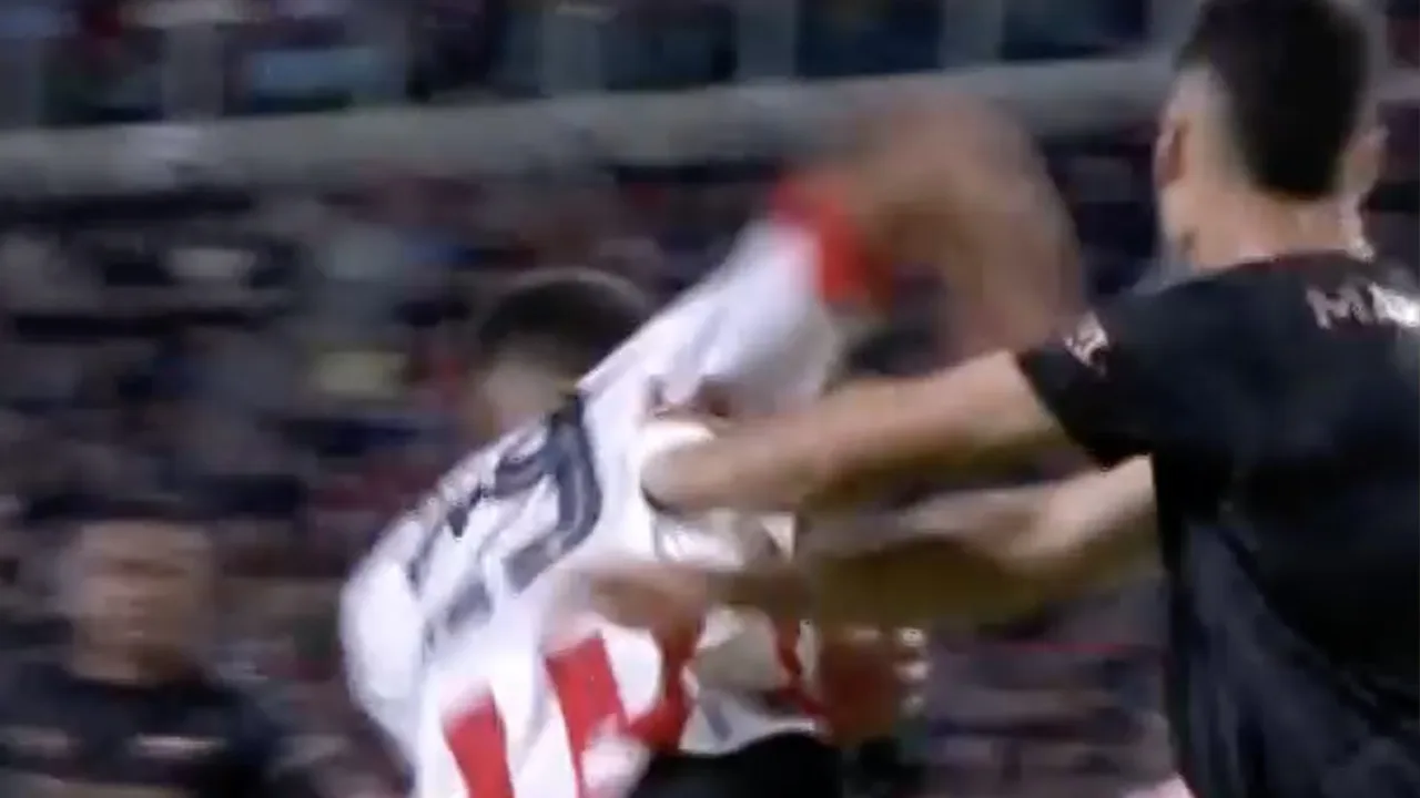 Hélène ziet onnodige actie van Mwene: 'Je zal 'm raken!'