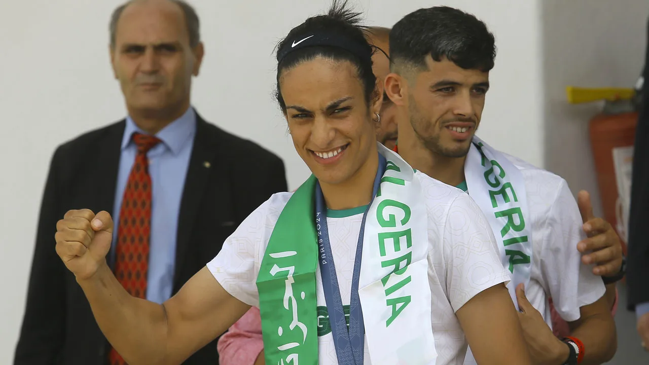 Veelbesproken olympisch bokskampioene Khelif krijgt heldenontvangst in Algerije 