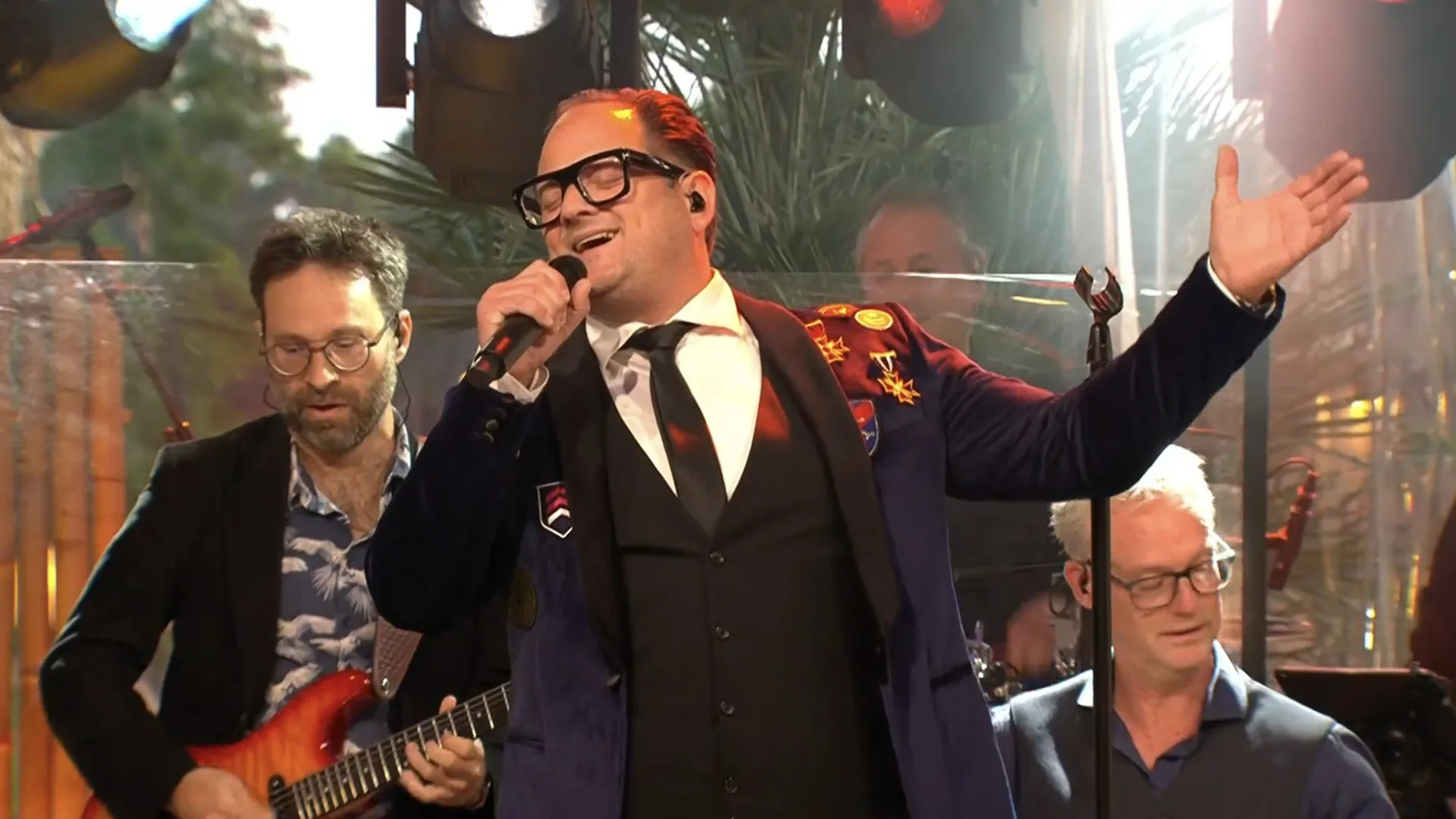 De Guus Meeuwis Tribute band zorgt voor sfeervolle opening van De Oranjezomer met 'Ik Tel Tot Drie'