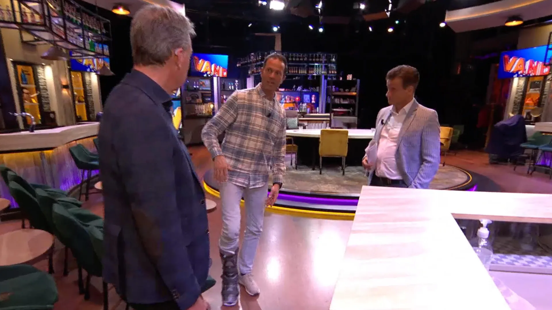 Geblesseerde Bas Nijhuis wordt gevraagd naar doucheroutine: 'Moet je hem vasthouden?!'