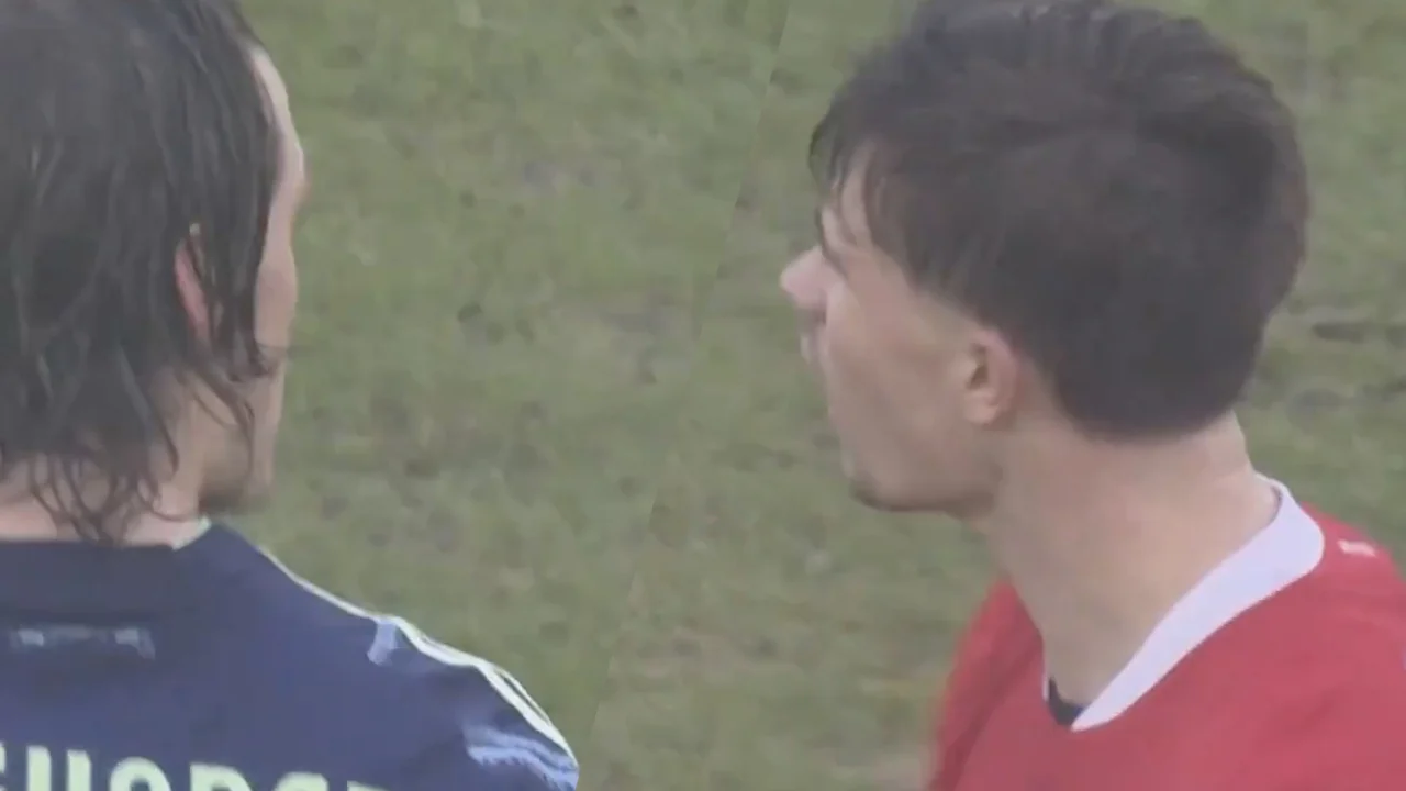 Video: Wouter Goes wil handen schudden, Wout Weghorst negeert AZ-verdediger