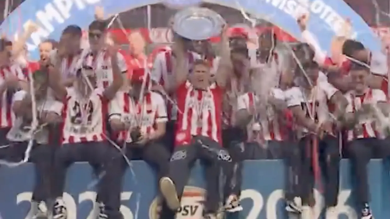 Video: Mark van Bommel overhandigt schaal aan geblesseerde PSV-aanvoerder Jerdy Schouten