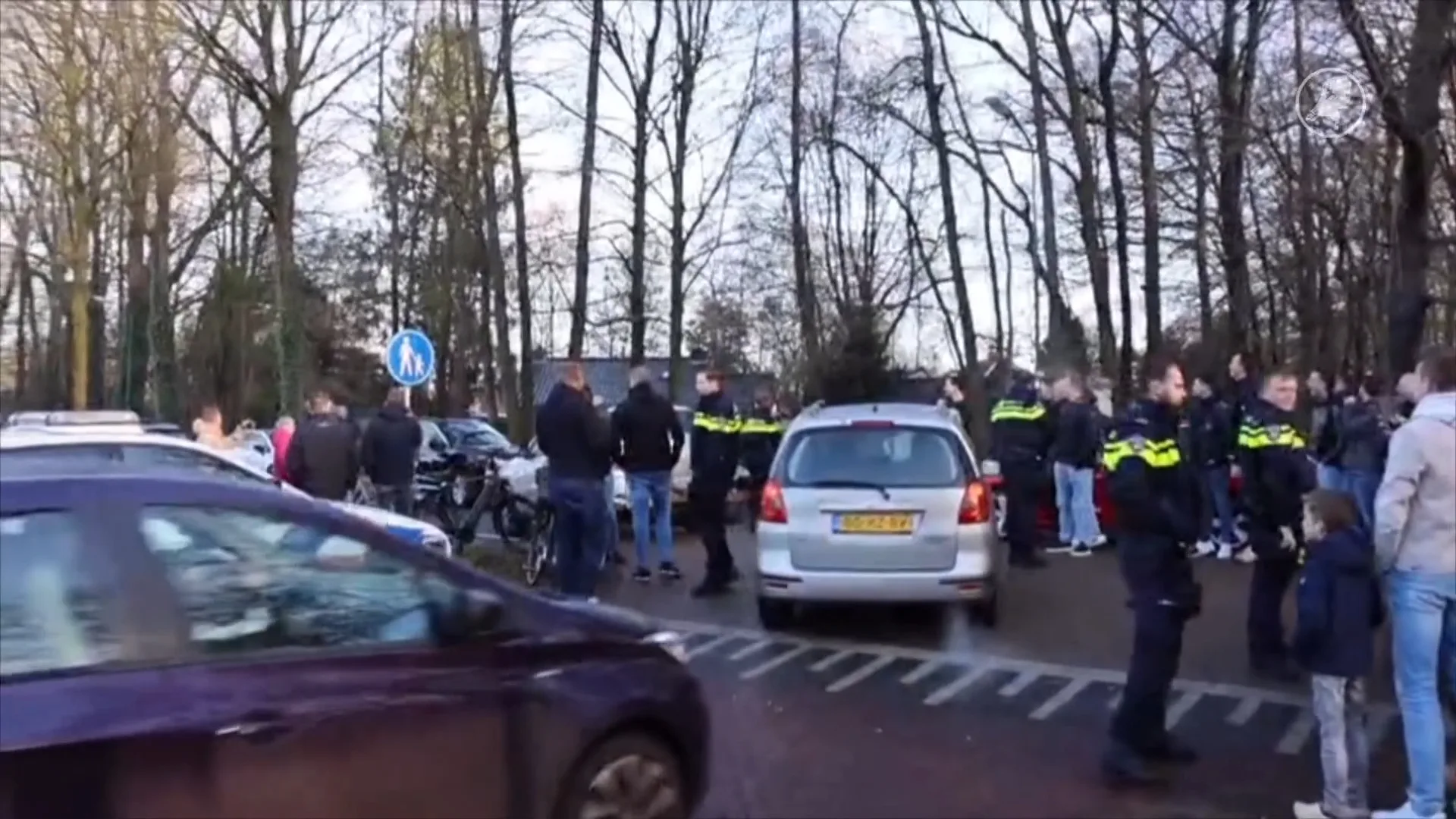 Politie grijpt in bij betoging voor wolf Bram in Renswoude