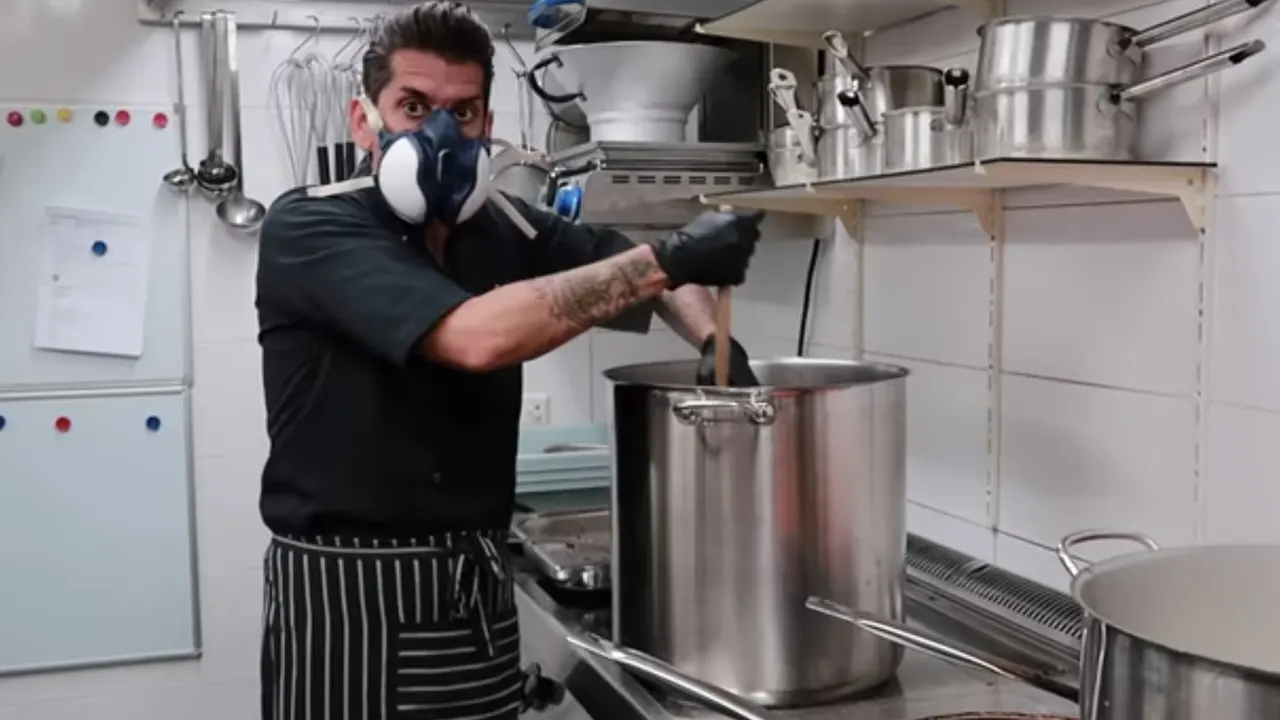 Danny en Escha koken chili voor 300 zorgmedewerkers