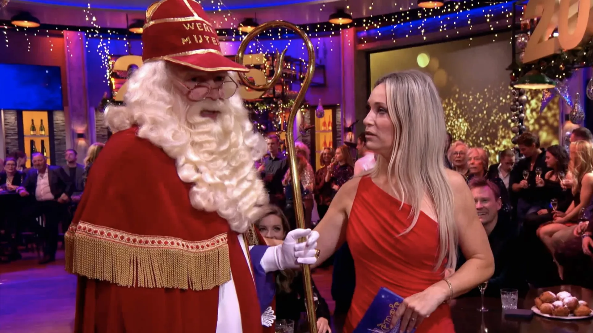 Hélène stelt verdwaalde Sint gerust met plek achter de bar tijdens oudejaarsborrel