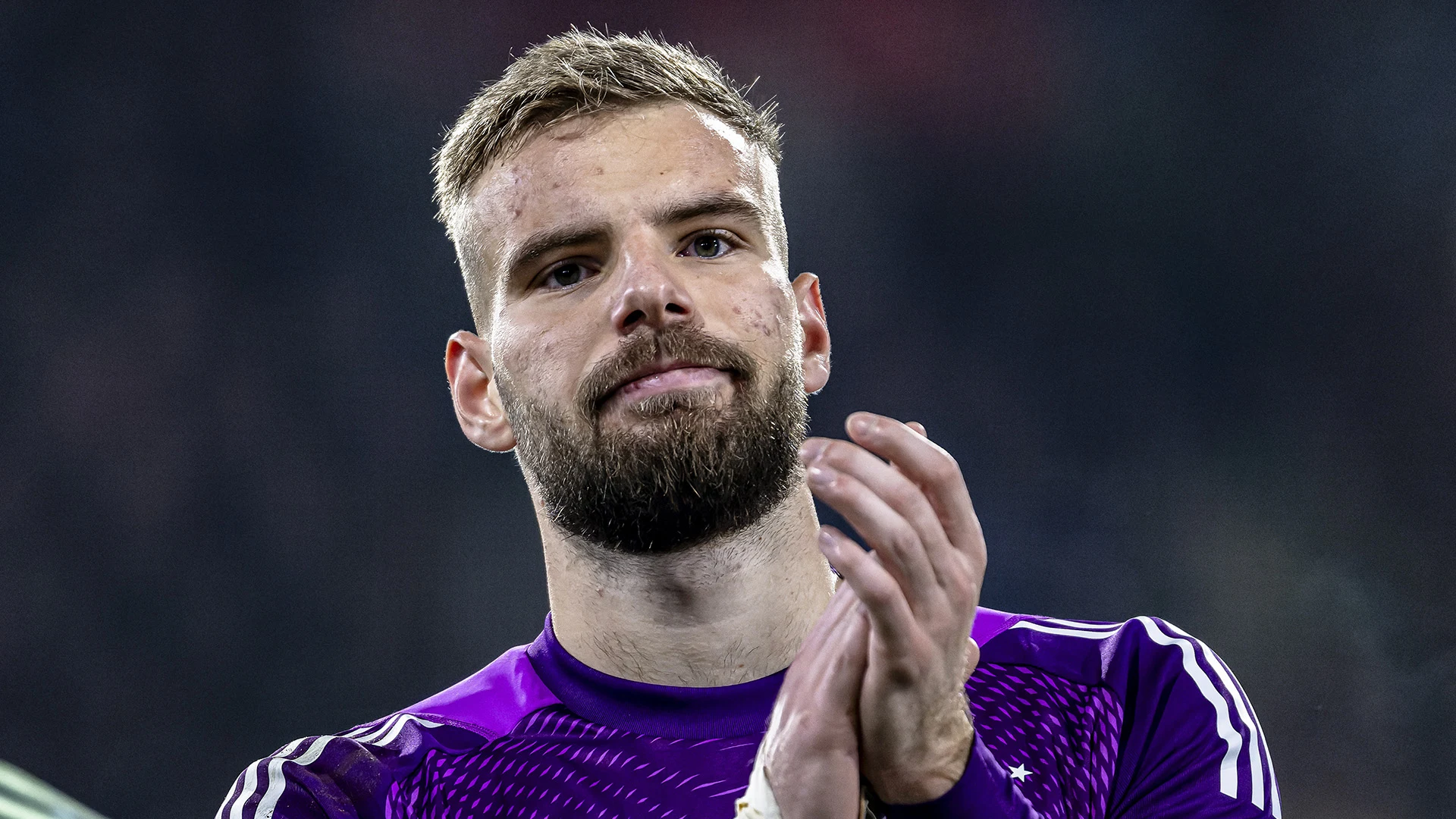 Zware knieblessure betekent einde seizoen voor Ajax-doelman Jaroš