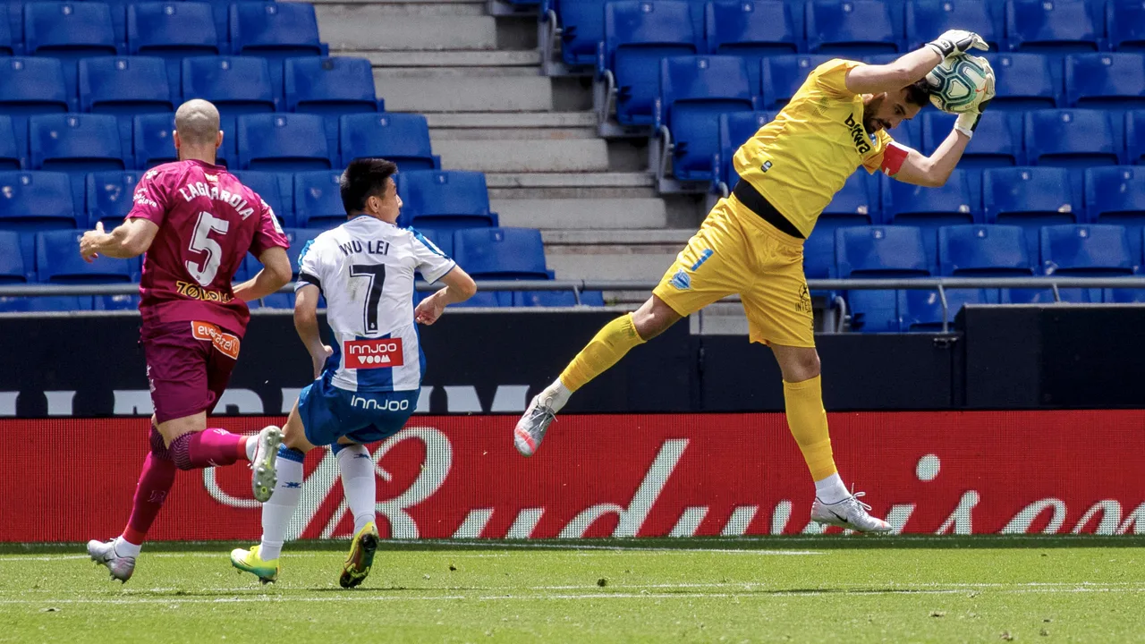 Spaanse keepers moeten nog wennen: twee identieke fouten en een rode kaart