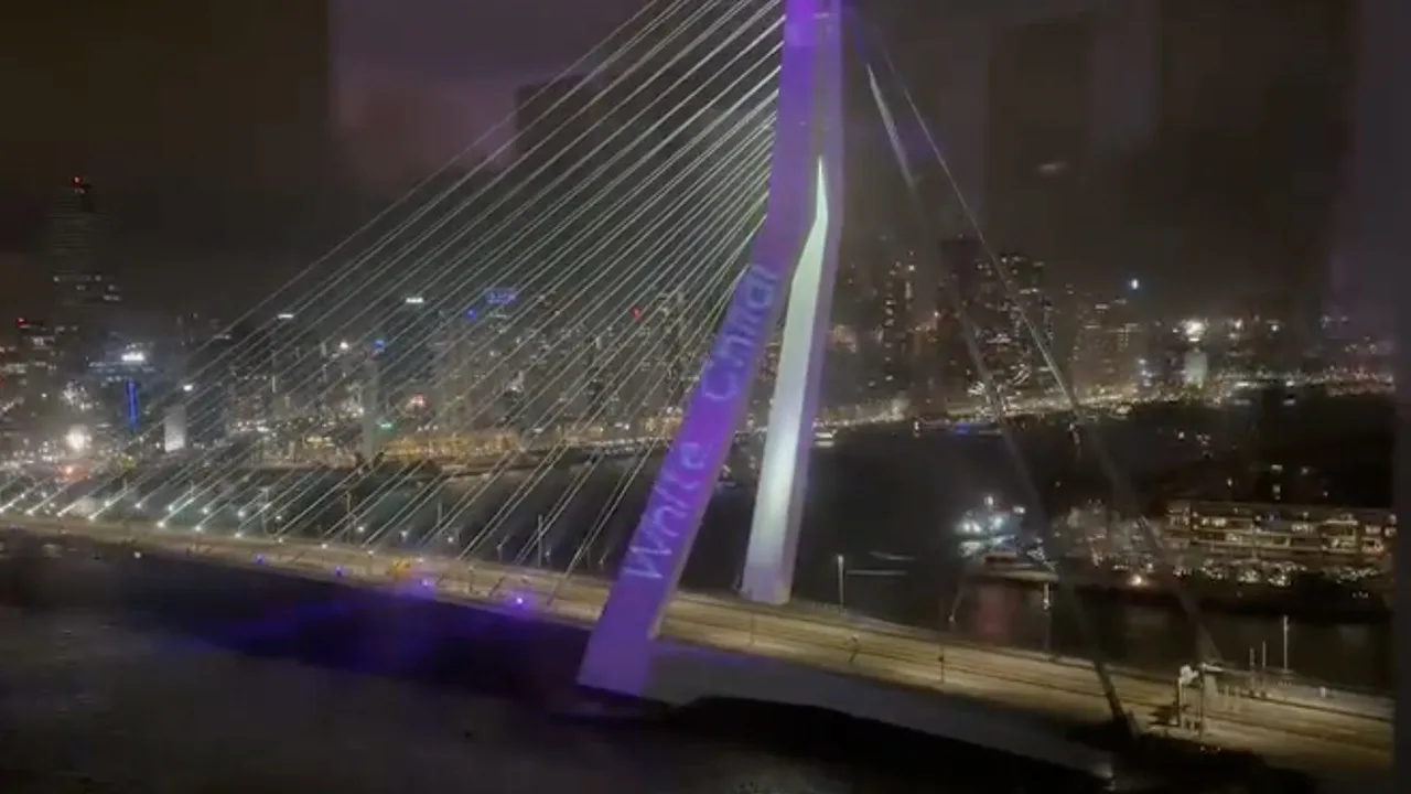 Activisten White Lives Matter claimen teksten op Erasmusbrug: 'We gaan verder op grote locaties'