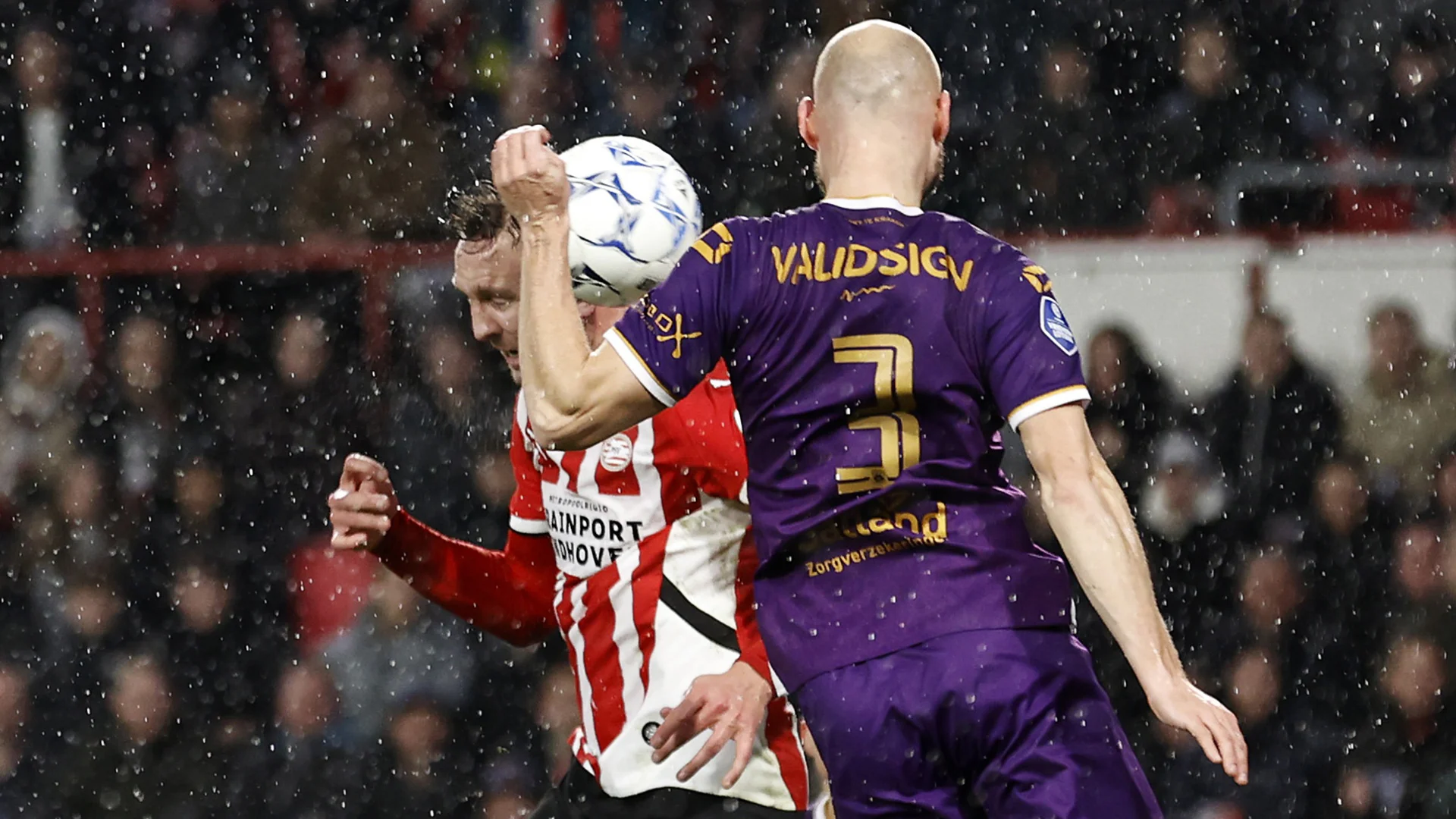 Videogoal: Perišić maakt aansluitingstreffer voor PSV tegen Go Ahead Eagles vanaf elf meter