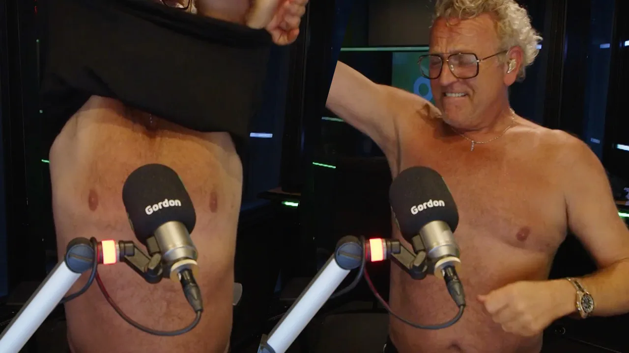 Gordon houdt het niet meer en gaat tijdens radioshow uit de kleren