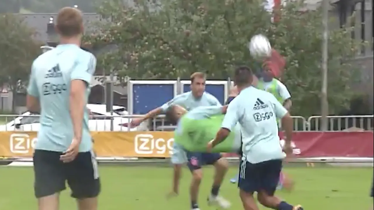 WAUW! Labyad in bloedvorm scoort fenomenale omhaal op training Ajax