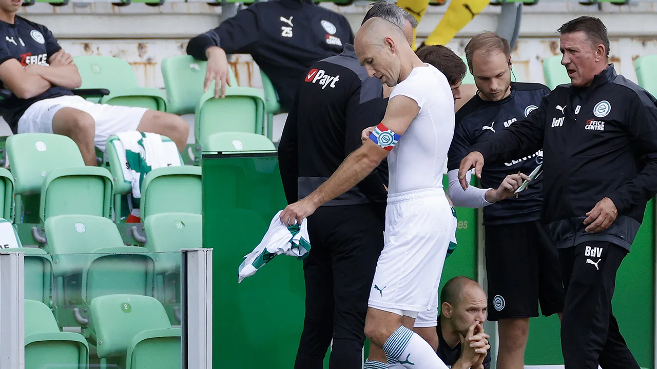 Robben al na half uur spelen geblesseerd van het veld