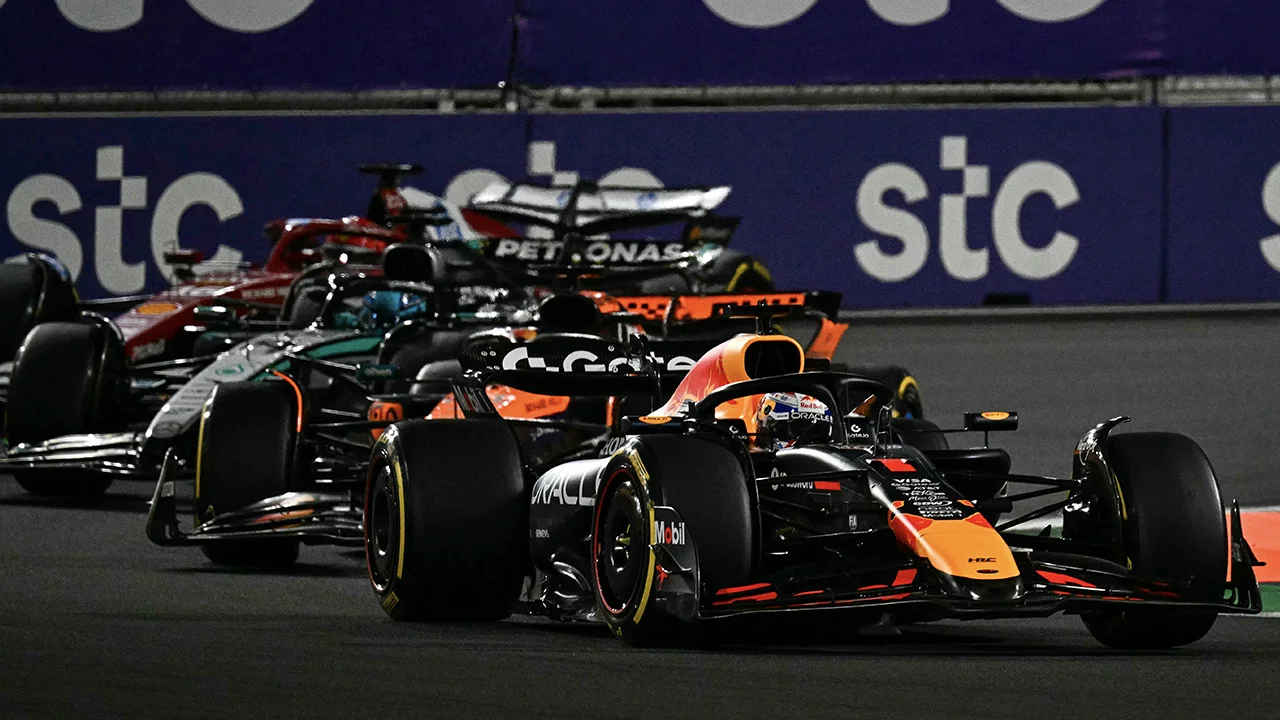 Tijdstraf voor Max Verstappen en crash Yuki Tsunoda bij start GP Saudi-Arabië