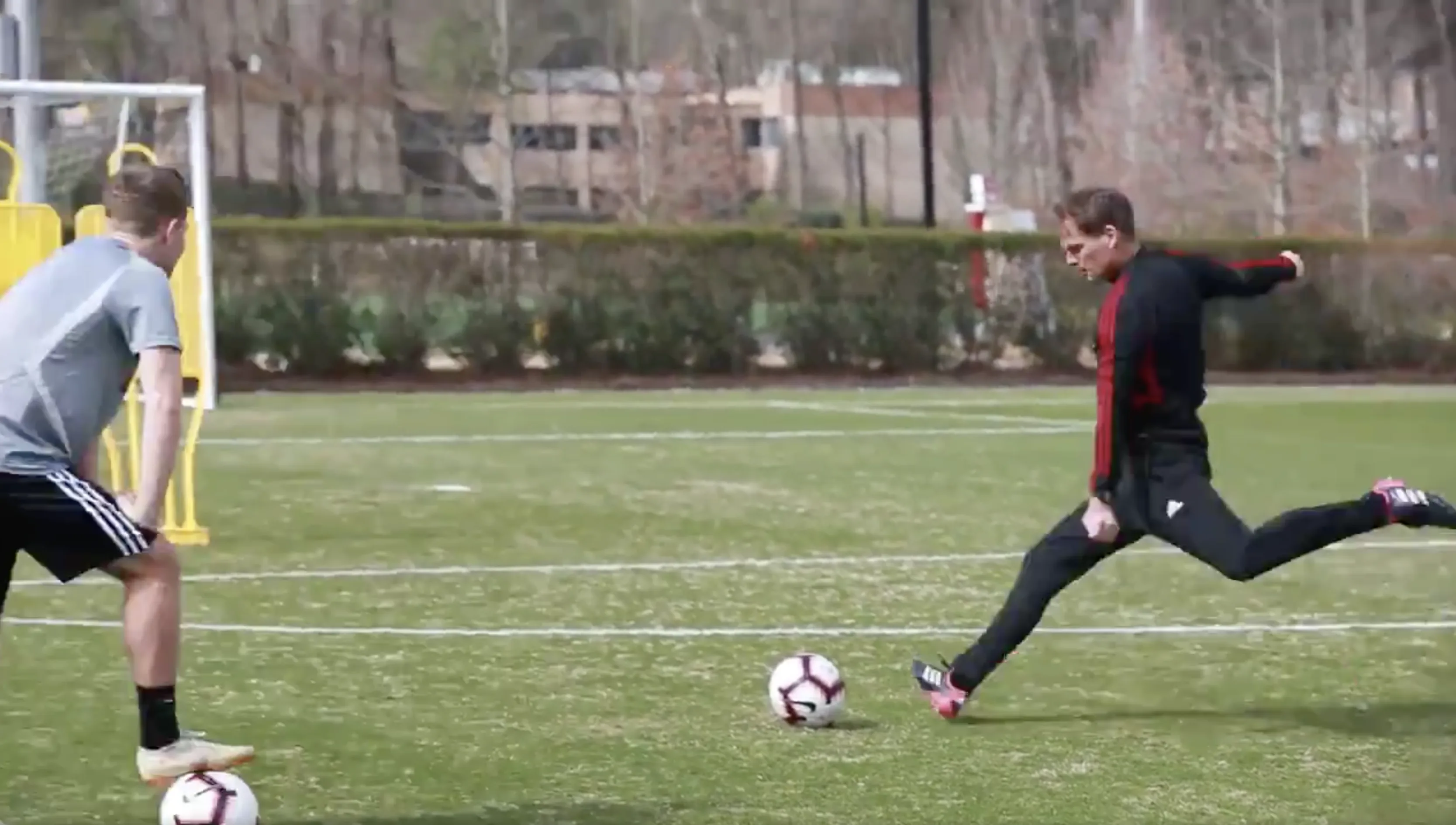 De Boer showt Atlanta-spelers hoe je een vrije trap binnen knalt  