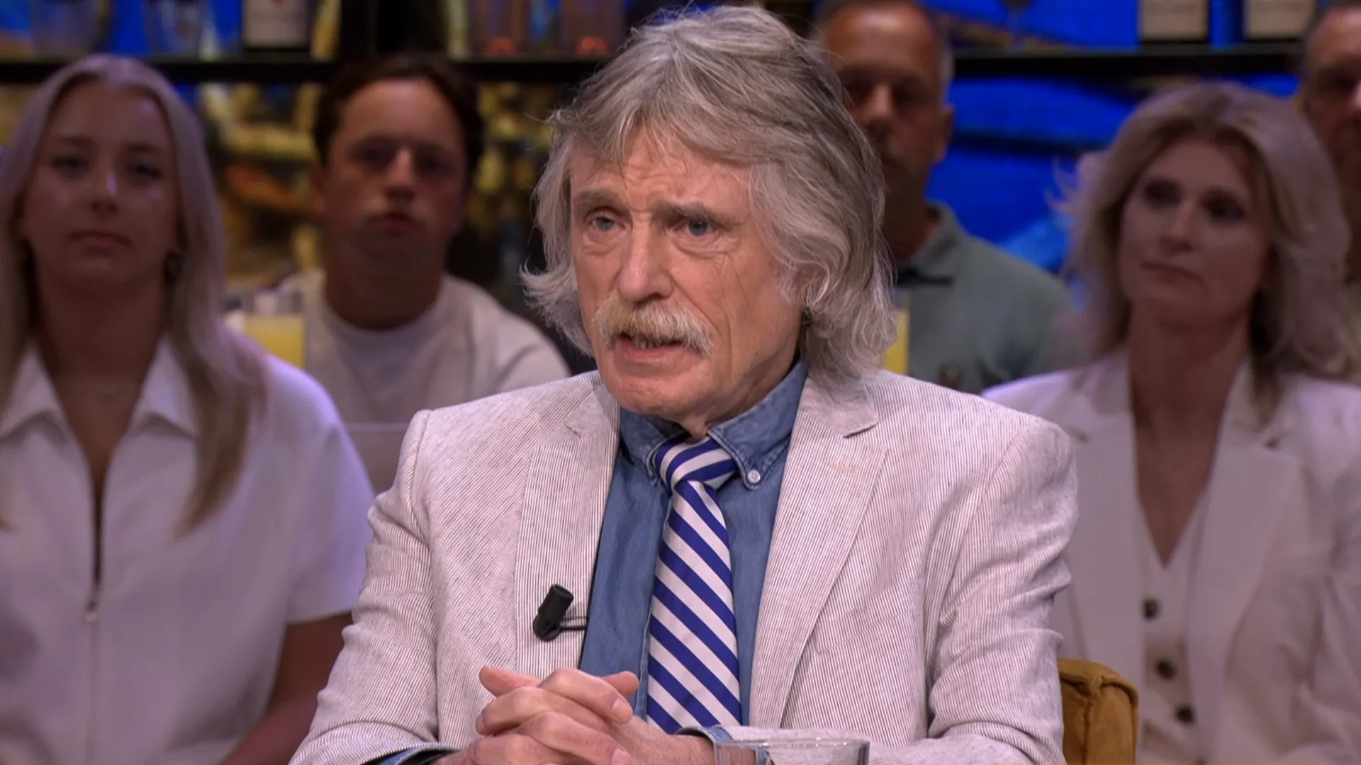 Johan Derksen over rotzooitrappende Syriërs: 'Die moet je toch het land uit kunnen flikkeren!'