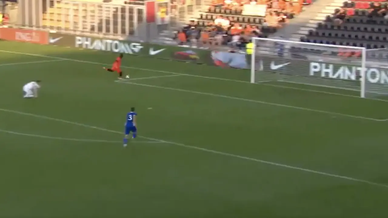 VIDEO: Jong Oranje-spits Brobbey mist enorme kans voor open doel