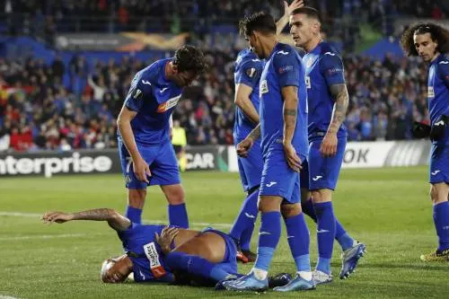 Ajax-fans gooien voorwerpen op veld van Getafe