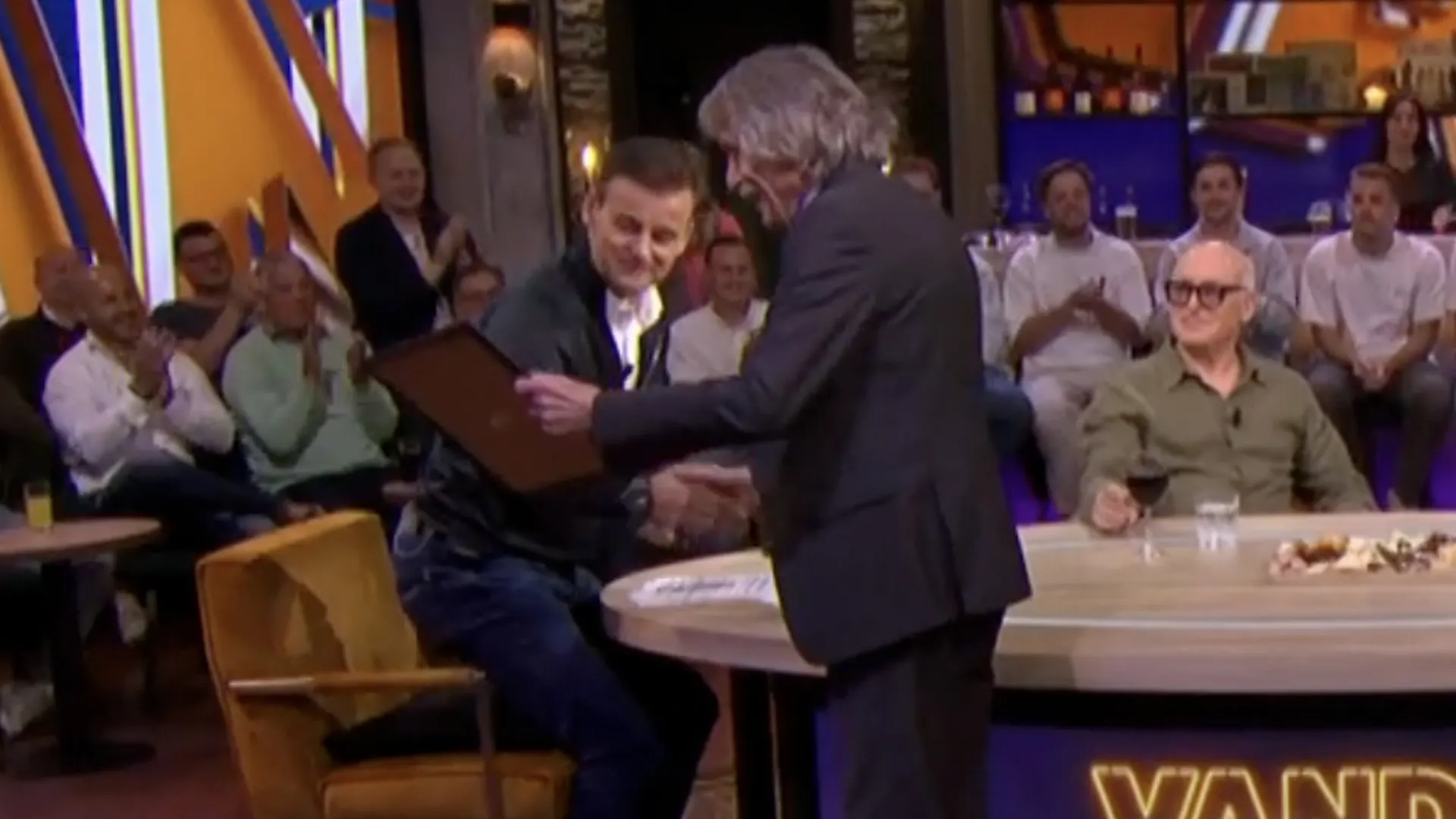 Johan Derksen verrast Wilfred Genee tijdens uitzending Vandaag Inside: 'Niet emotioneel worden!'