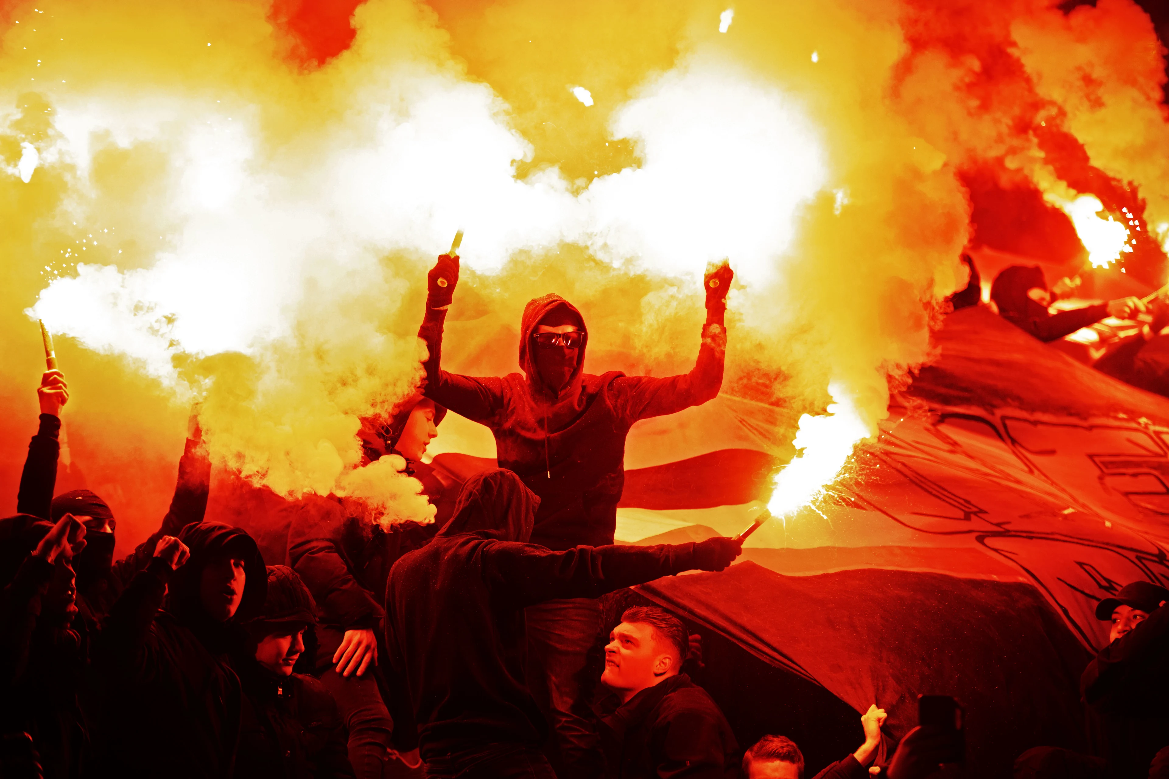 PSV-supporters steunen ploeg door afscheid met vuurwerk en fakkels