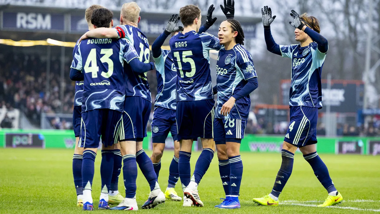 Ajax verkleint achterstand op Feyenoord na nipte zege op Telstar