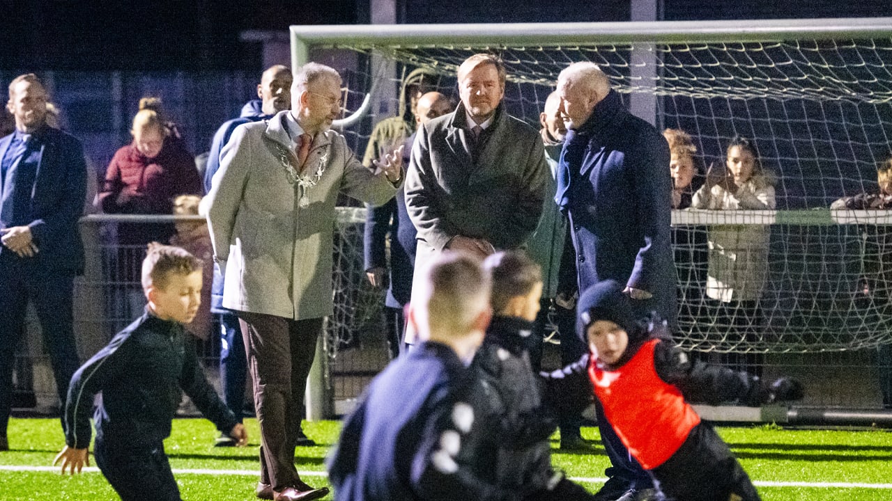 Koning Willem-Alexander op bezoek bij voetbalclub in Den Helder: kunt u ons niet sponsoren?
