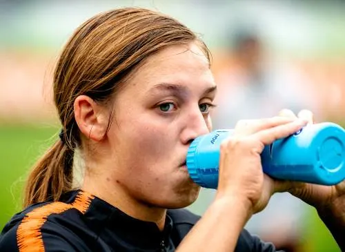 Nouwen en keeperstrainer uit voorzorg weg bij voetbalsters Oranje