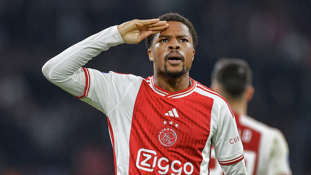 'Zes Premier League-clubs willen Ajax-aanvaller Akpom terug naar Engeland halen’
